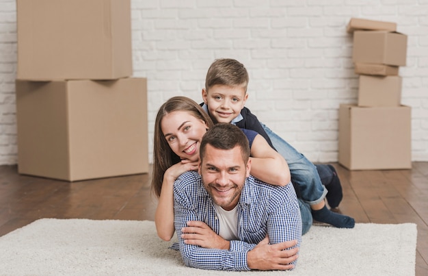 Foto gratuita adorables padres con hijos en casa