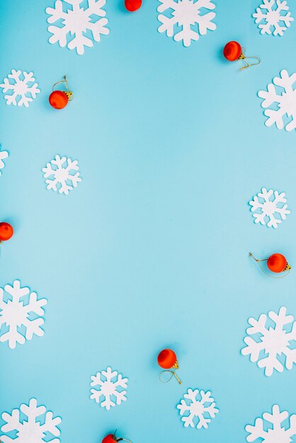 Adorno de bolas y copos de nieve.