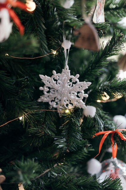 Adorno de copo de nieve de un árbol de Navidad