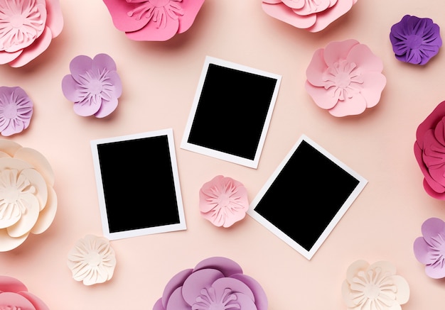 Foto gratuita adorno floral de papel con fotos