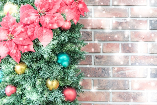 Adorno de navidad con bolas de colores y una pared de ladrillos