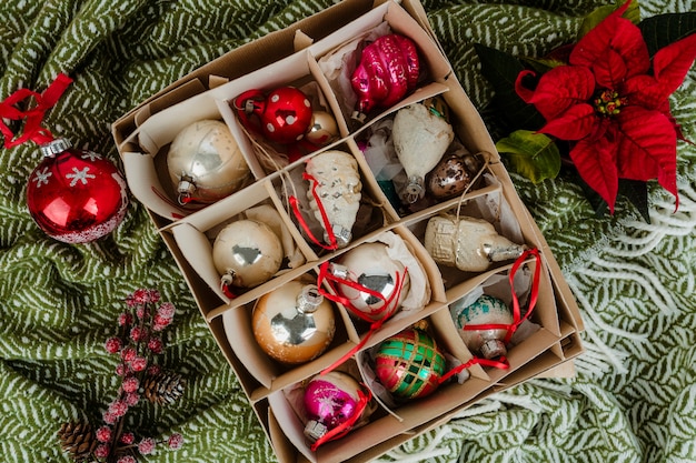 Adornos para árboles de navidad en una caja