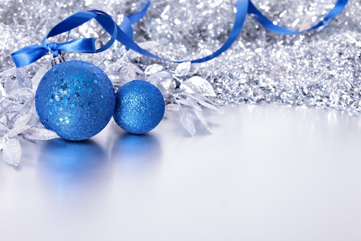 Foto gratuito adornos con bolas azules de navidad 