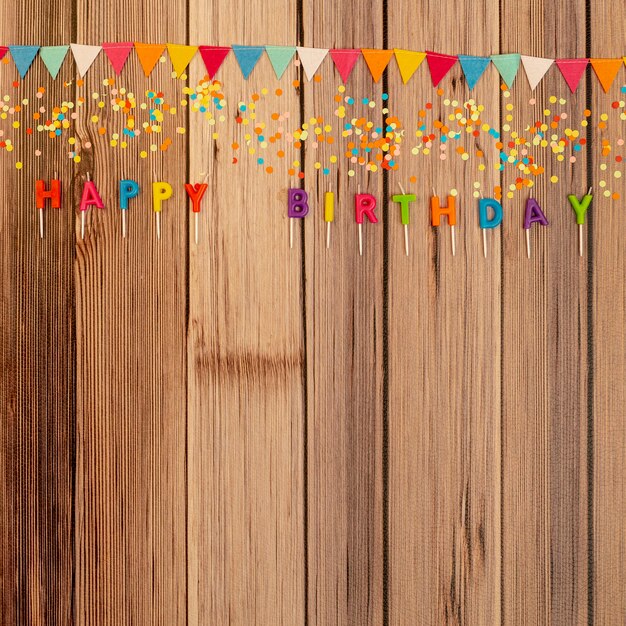 Adornos de cumpleaños planos sobre fondo de madera