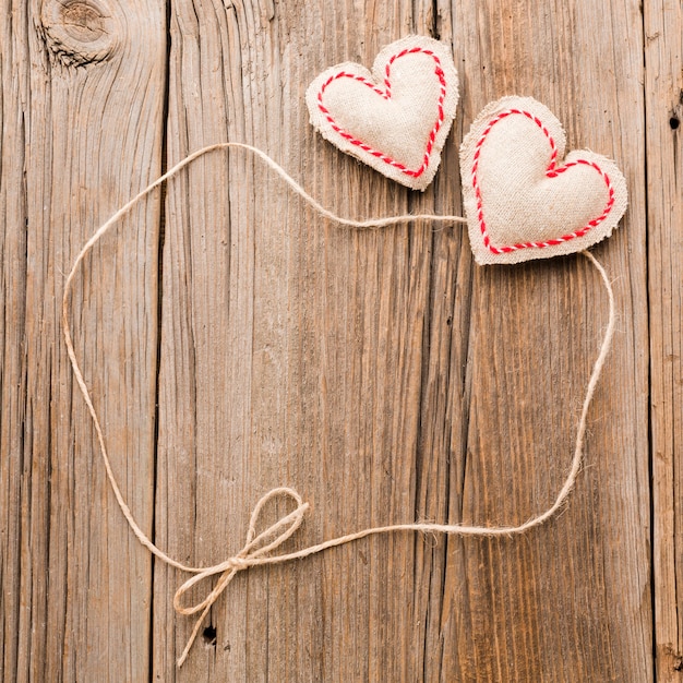 Adornos del día de San Valentín con una cuerda sobre fondo de madera