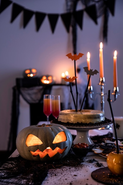 Adornos de fiesta de Halloween en mesa