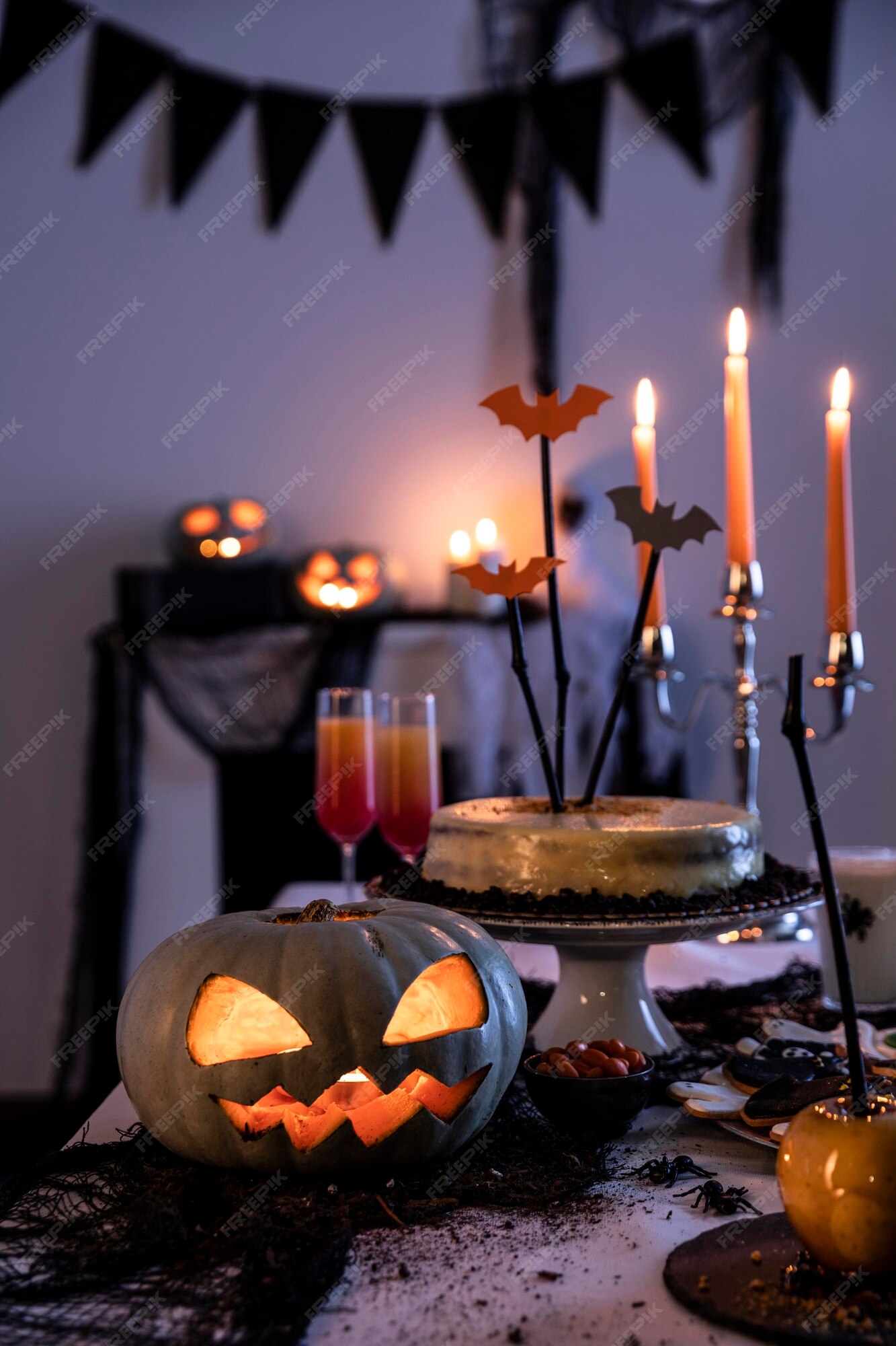saber Adoración medio Adornos de fiesta de halloween en mesa | Foto Gratis