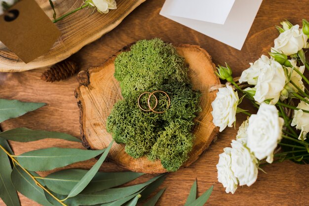Adornos florales de boda en la mesa