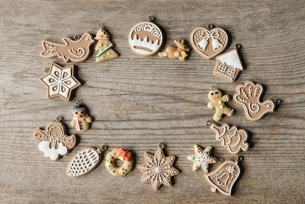 Adornos de galletas navideñas con espacio de copia en el medio