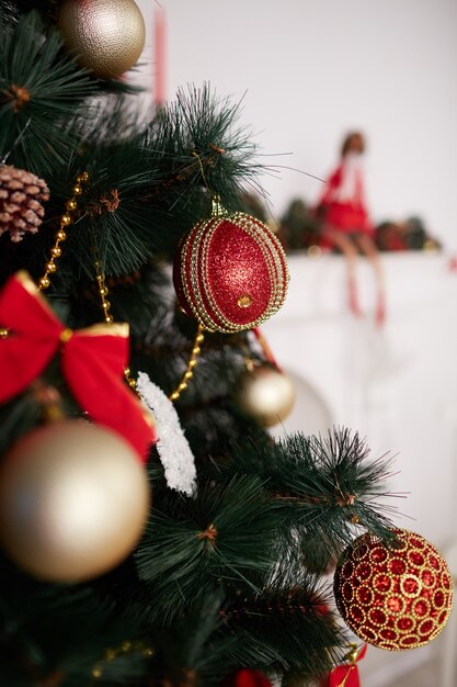 Adornos de navidad en un árbol