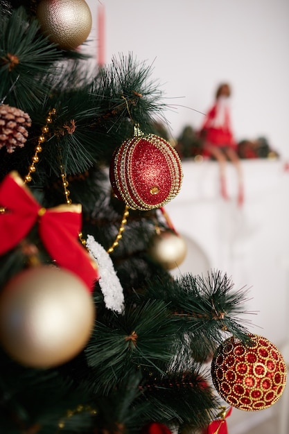 Adornos de navidad en un árbol