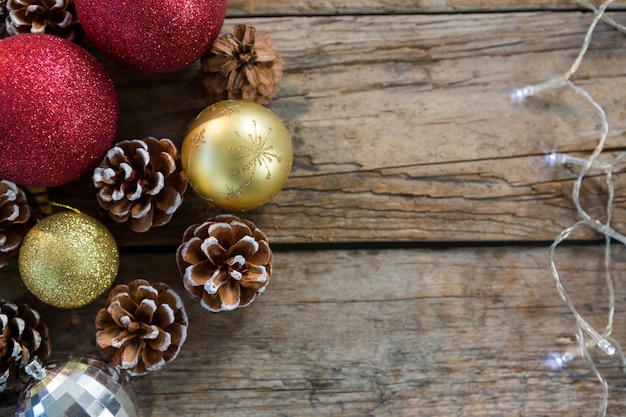 Adornos de navidad con bolas de navidad rodeadas por luces