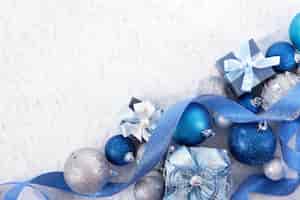 Foto gratuita adornos de navidad con una cinta azul