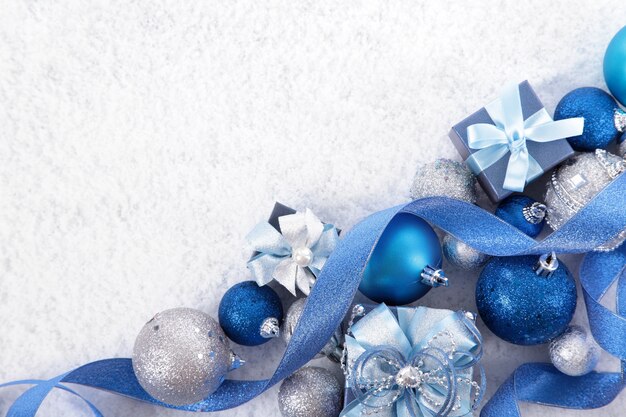 Adornos de navidad con una cinta azul