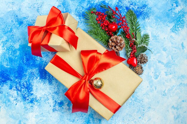 Adornos de Navidad de regalos navideños de vista superior en el cuadro blanco azul