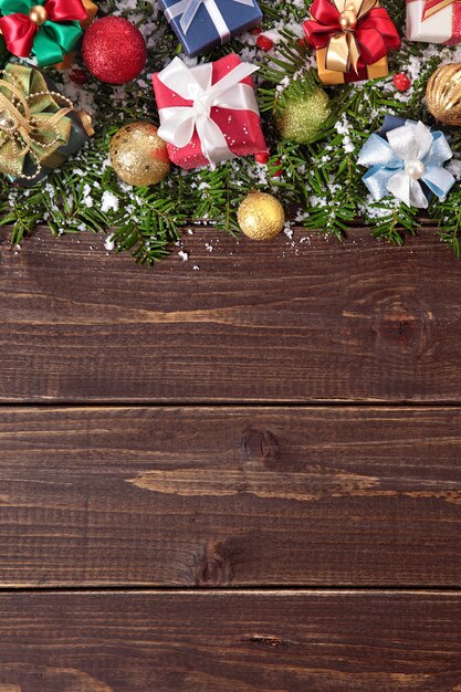 Adornos de navidad sobre fondo de madera