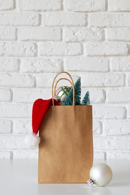 Adornos navideños en bolsa de papel