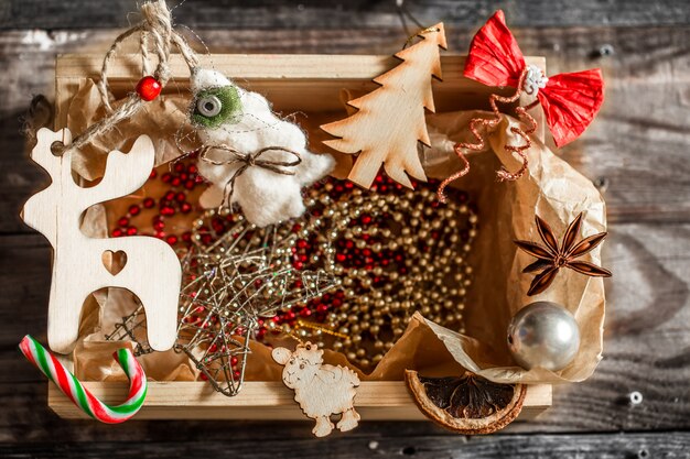 Adornos navideños en una caja de madera