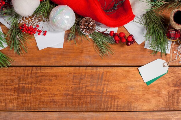 Adornos navideños en el fondo de la mesa de madera con copyspace