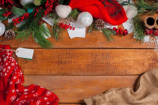 Adornos navideños en el fondo de la mesa de madera con copyspace