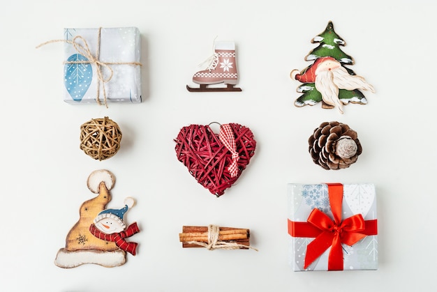 Adornos navideños y objetos para simular el diseño de la plantilla.
