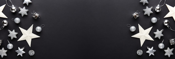 Foto gratuito adornos navideños de plata en negro.