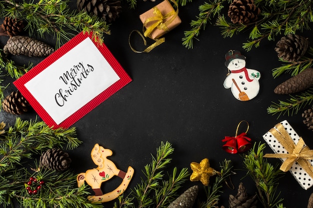 Adornos navideños con ramas de árboles y maquetas de tarjetas