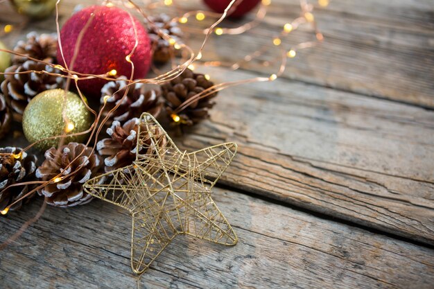 Adornos navideños sobre una mesa de madera