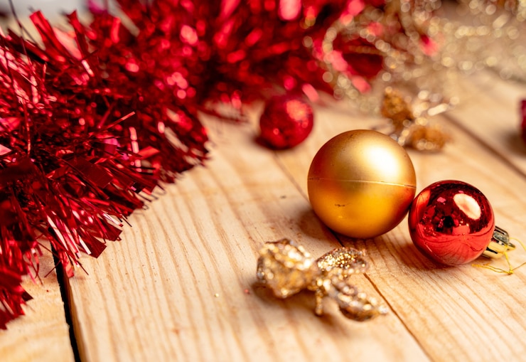 Foto gratuito adornos navideños en una tabla de madera