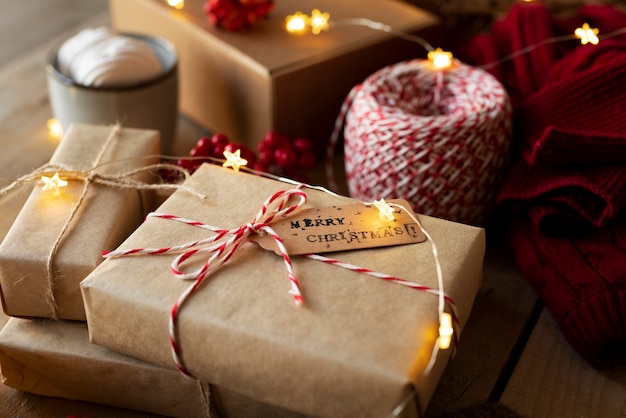 Adornos y regalos navideños de alto ángulo