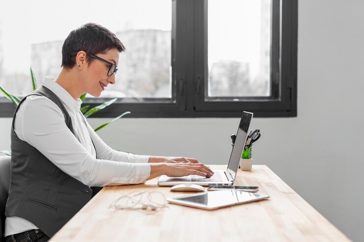 Photo Gratis adult woman working on new project