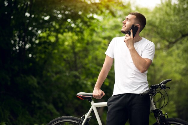 Adulto activa bici fondo asfalto