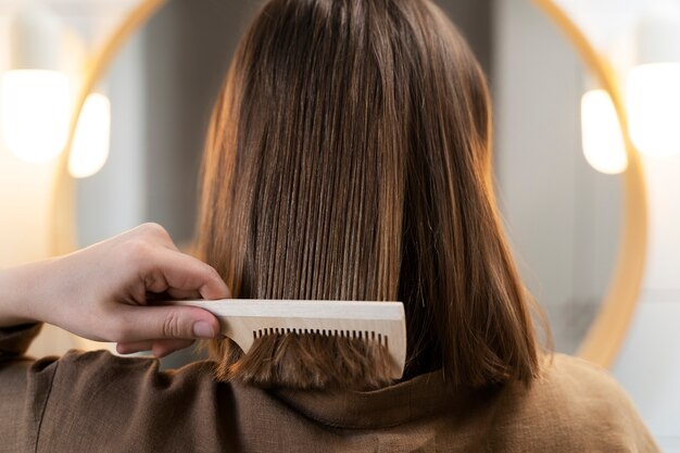 Adulto cuidando su cabello