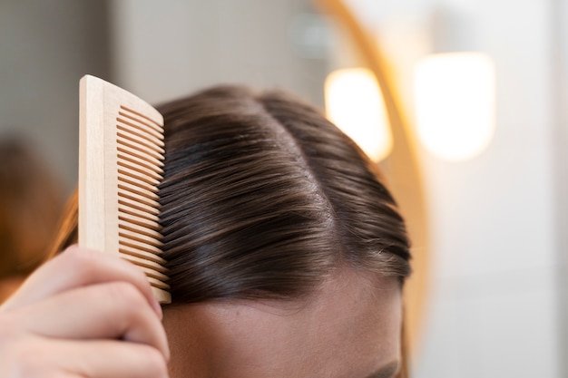 Adulto cuidando su cabello