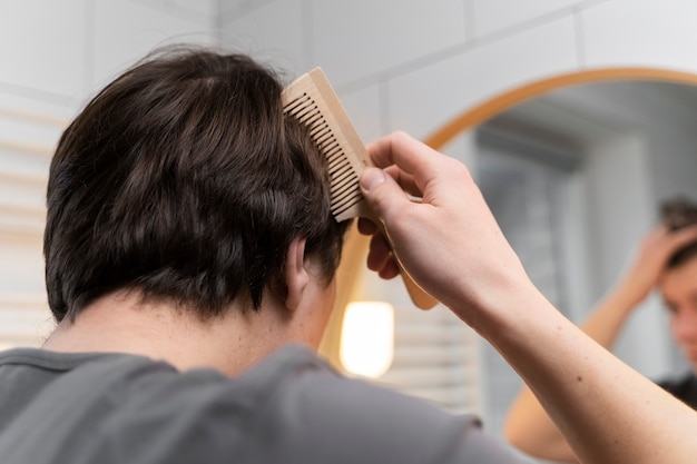 Adulto cuidando su cabello