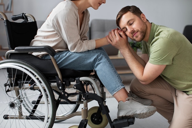 Foto gratuita adulto joven ayudando a un amigo discapacitado