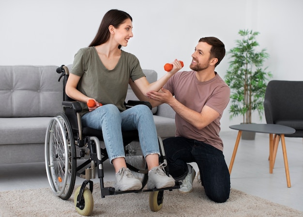 Adulto joven ayudando a un amigo discapacitado