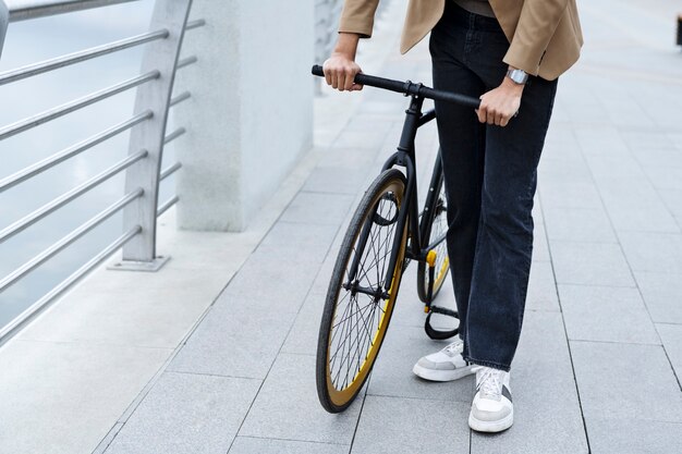 Foto gratuita adulto joven en bicicleta al trabajo en la ciudad.