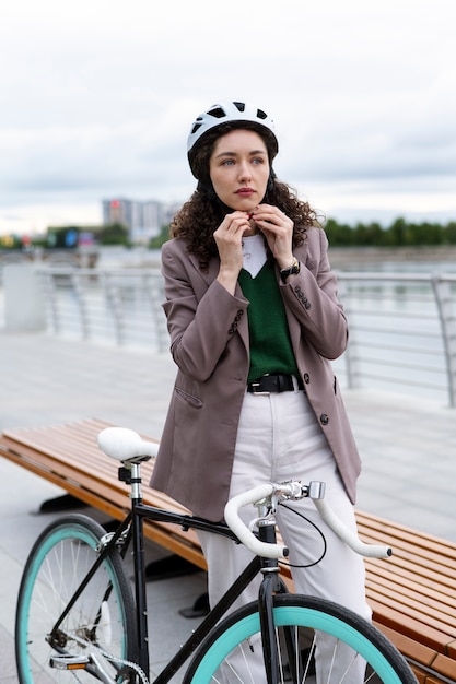 Foto gratuita adulto joven en bicicleta al trabajo en la ciudad.