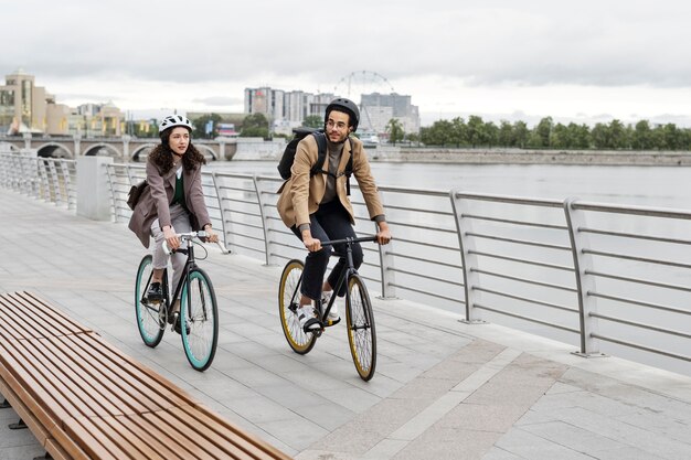 Adulto joven en bicicleta al trabajo en la ciudad.