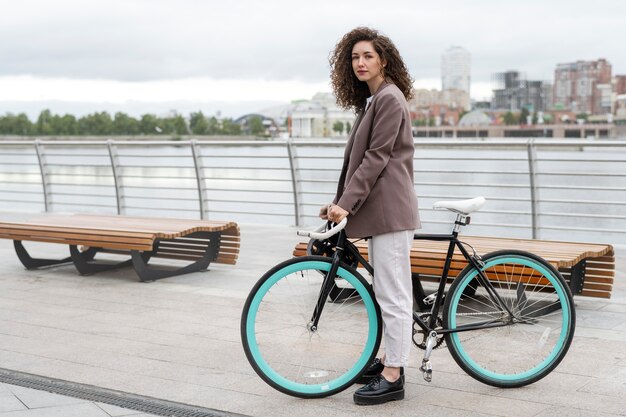 Adulto joven en bicicleta al trabajo en la ciudad.