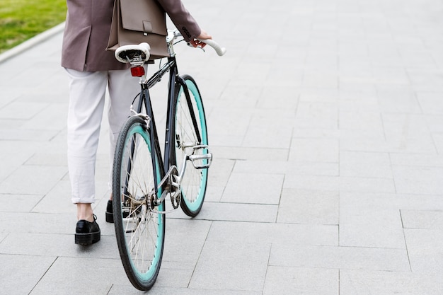 Adulto joven en bicicleta al trabajo en la ciudad.