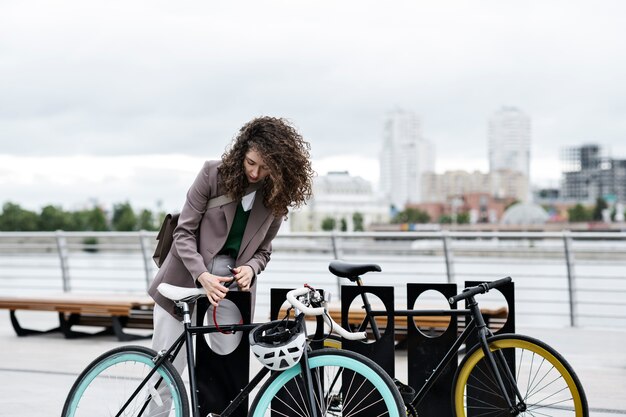 Adulto joven en bicicleta al trabajo en la ciudad.