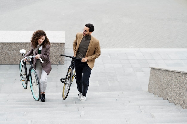 Adulto joven en bicicleta al trabajo en la ciudad.