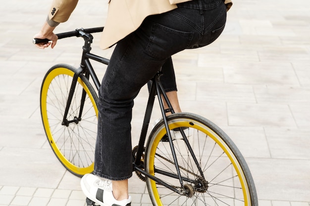 Adulto joven en bicicleta al trabajo en la ciudad.
