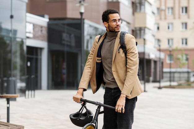 Adulto joven en bicicleta al trabajo en la ciudad.