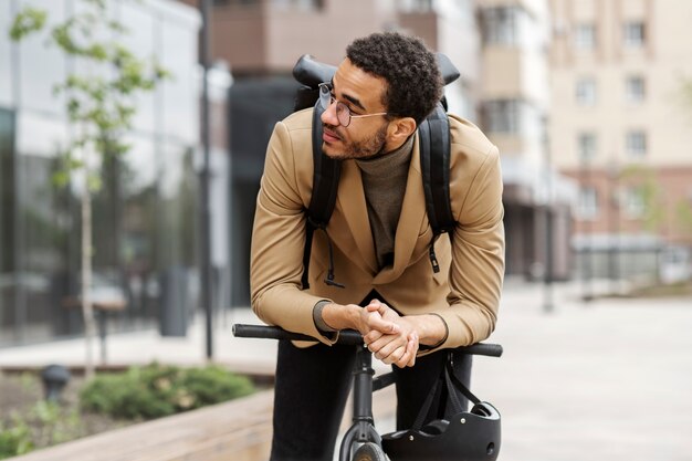 Adulto joven en bicicleta al trabajo en la ciudad.