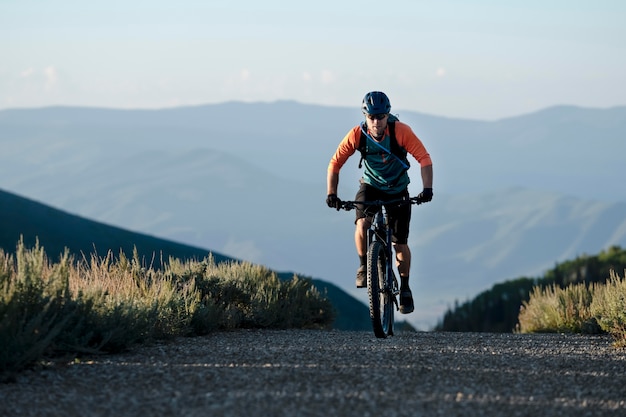 Adulto joven con bicicleta eléctrica en el campo