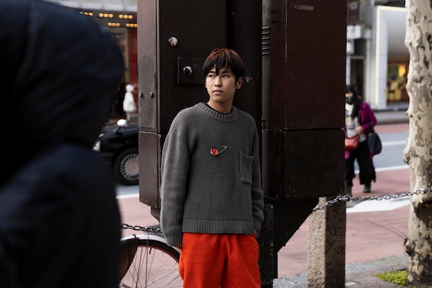 Adulto joven en las calles de Tokio