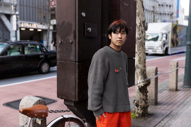 Adulto joven en las calles de Tokio